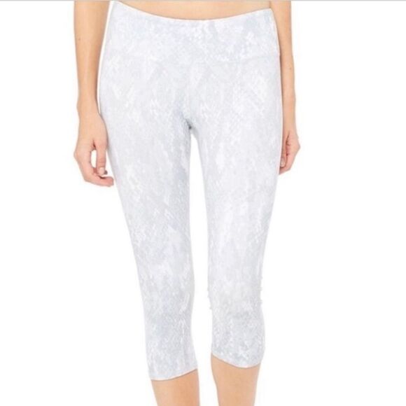 ALO Yoga Low Rise White Gray Snakeskin Print Capri Legging - Picture 1 of 10